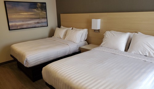 Comfort Room, 1 Double Bed and 1 Twin Bed