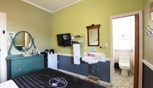 Standard Room, 1 Queen Bed, Refrigerator, Partial Ocean View