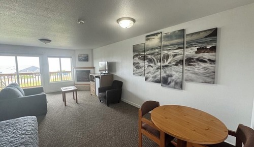 Standard Studio, 1 King Bed, Balcony, Partial Ocean View