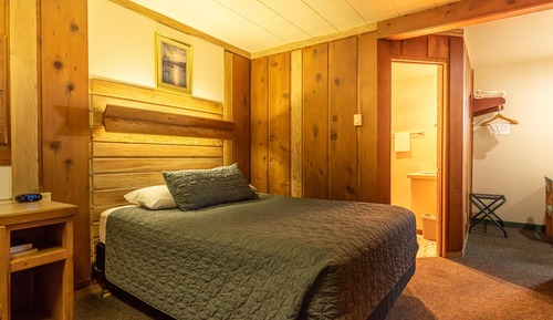 Deluxe Room, 1 Queen Bed, Kitchen, Partial Ocean View