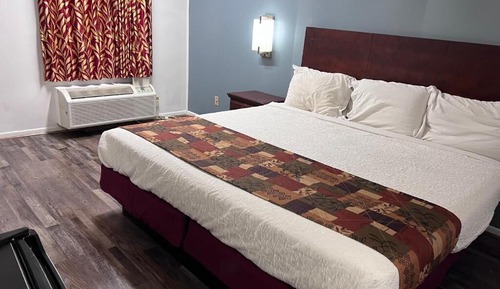 Room, 1 King Bed Smoking