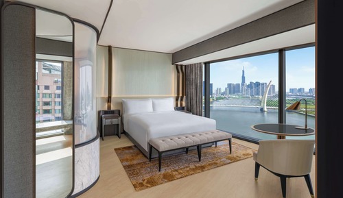 Deluxe Suite, 1 King Bed, River View, Corner