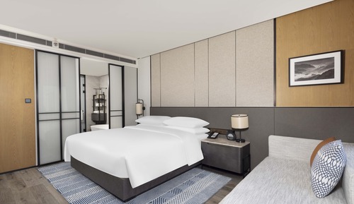 Club Room, 1 King Bed, Mountain View