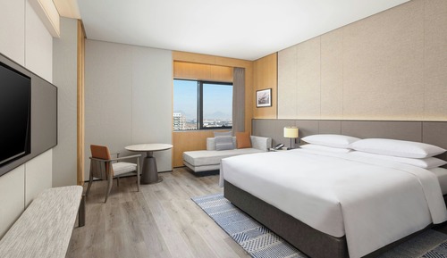 Club Suite, 1 King Bed, Mountain View