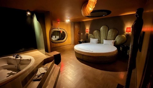Suite, Hot Tub