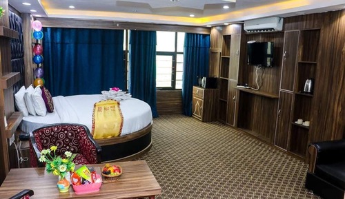 Honeymoon Suite