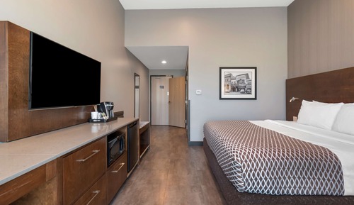 Standard Room, 1 King Bed, Accessible, Non Smoking (Walk-in Shower)