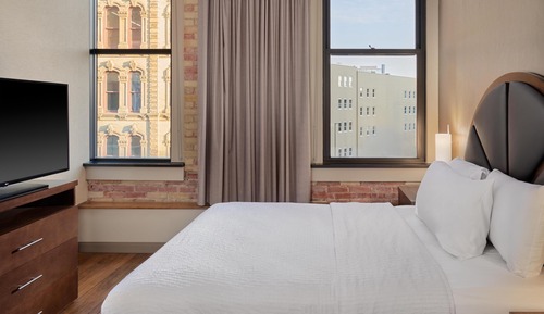 Suite, 1 Queen Bed, Non Smoking, City View