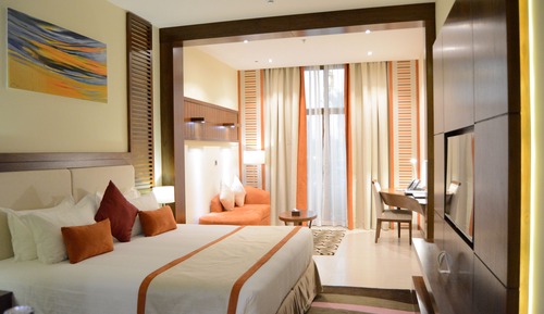 Premier Room, 1 King Bed, Pool Access, Pool View