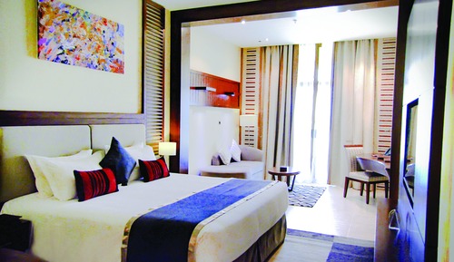 Deluxe Room, 1 King Bed, Pool View, Poolside