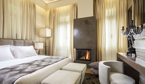Deluxe Suite (Queen)