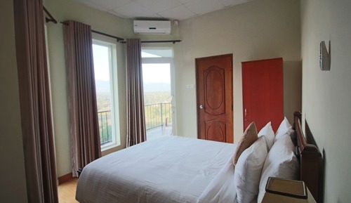 Junior Suite with Bath Tub- River Mountain View