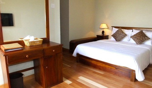 Suite with Bath tub River Mountain view