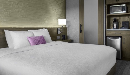 Room, 1 King Bed, Roll-in Shower (Communications, Mobil, Roll-In Shower)