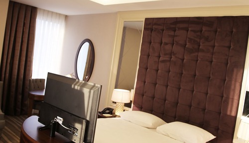 Junior Suite, 1 King Bed with Sofa bed, City View