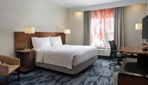 Room, 1 King Bed, Non Smoking (Mobility/Hearing Accessible, Tub)