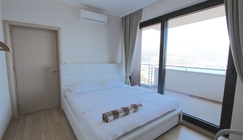 Classic Apartment, 3 Bedrooms, Balcony, Sea View