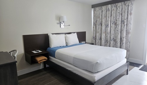 Standard Room, 1 Queen Bed