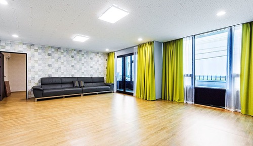 Group Room (35py)