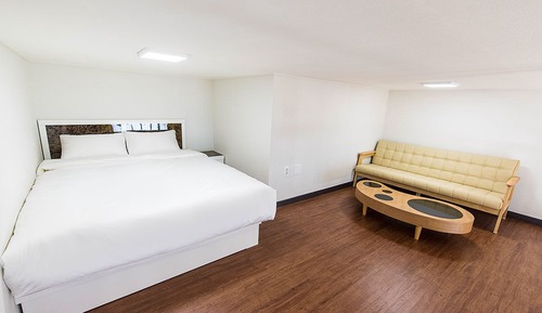 Duplex, 2 Bedrooms (25py)