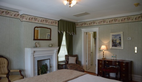 Double Room, 1 Queen Bed - Highlander - 2nd Floor No Elevator