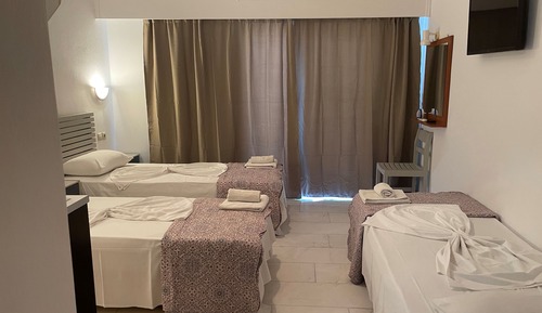 Basic Studio, 3 Twin Beds