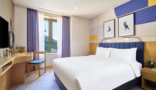 Deluxe Room, 1 King Bed, Club Lounge Access, Mountain View
