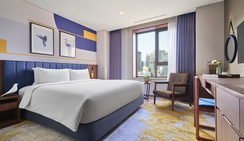 Deluxe Room, 1 King Bed, City View