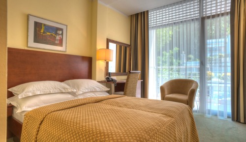 Economy Double Room, Balcony, Garden View