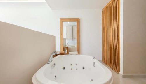 Premium Honeymoon Suite