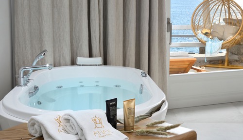 Luxury Suite, Beachfront (Outdoor Jacuzzi)