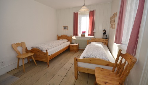 Economy Twin Room with Shared Bathroom