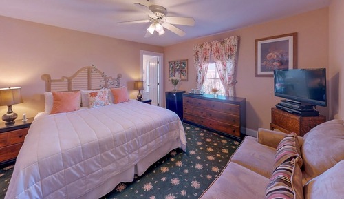 Deluxe Room, 1 King Bed, Private Bathroom (Deluxe King Room)