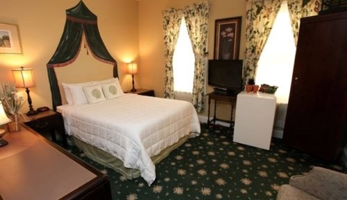 Deluxe Room, 1 Queen Bed, Private Bathroom (Deluxe Queen Room)