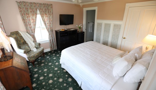 Premium Room, 1 Queen Bed, Private Bathroom (Deluxe Queen with Ocean View)