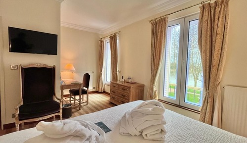 Classic Suite, 1 Bedroom, Bathtub, River View