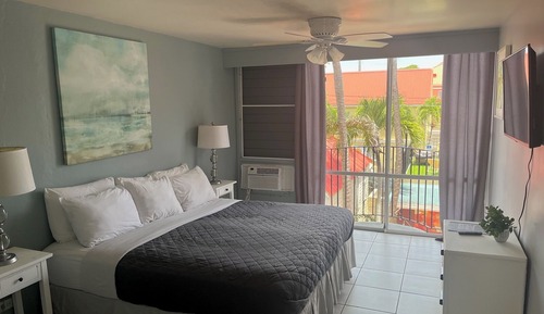 Deluxe Suite, Multiple Beds, Kitchenette, Courtyard View