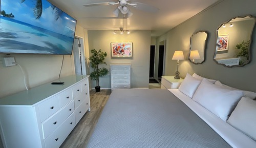 Business Suite, 1 King Bed, Kitchen, Courtyard View