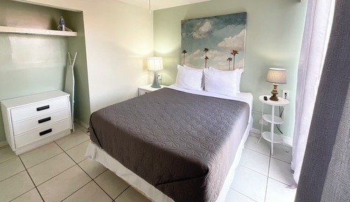 Business Suite, 1 Queen Bed, Kitchenette, Courtyard View