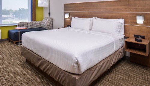 Standard Room, 1 King Bed, Roll-in Shower (Communications)