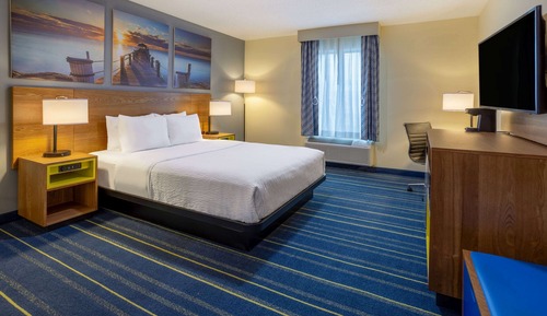 Room, 1 Queen Bed, Accessible, Non Smoking (Mobility/Hearing, Bathtub w/Grab bars)