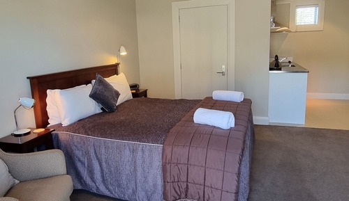 Traditional Studio, 1 King Bed, Accessible
