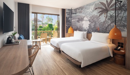 Deluxe Room, 1 King Bed, Pool View