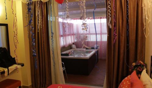 Honeymoon Suite