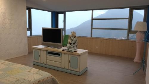 Deluxe Double Room with Side Sea View