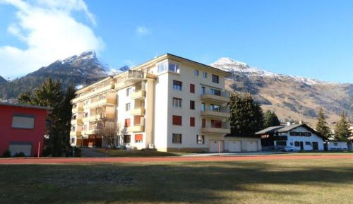 Apartment with Mountain View