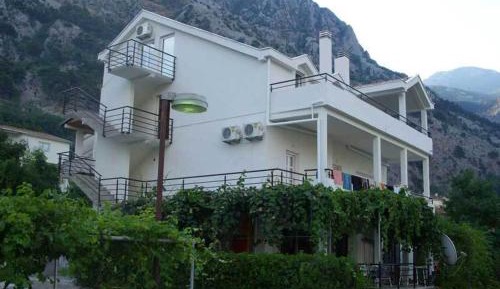 One-Bedroom Apartment with Sea View and Balcony