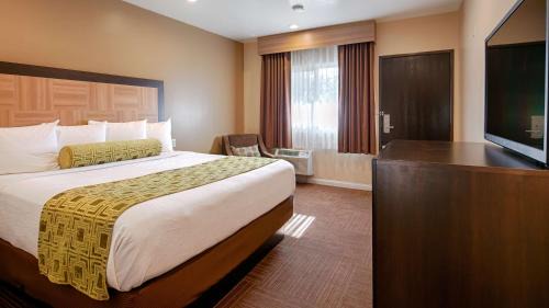 Deluxe King Room with Shower Only - Non-Smoking