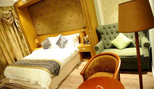 Deluxe Room (2 Adults + 1 Child)