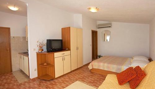Studio (3 Adults)